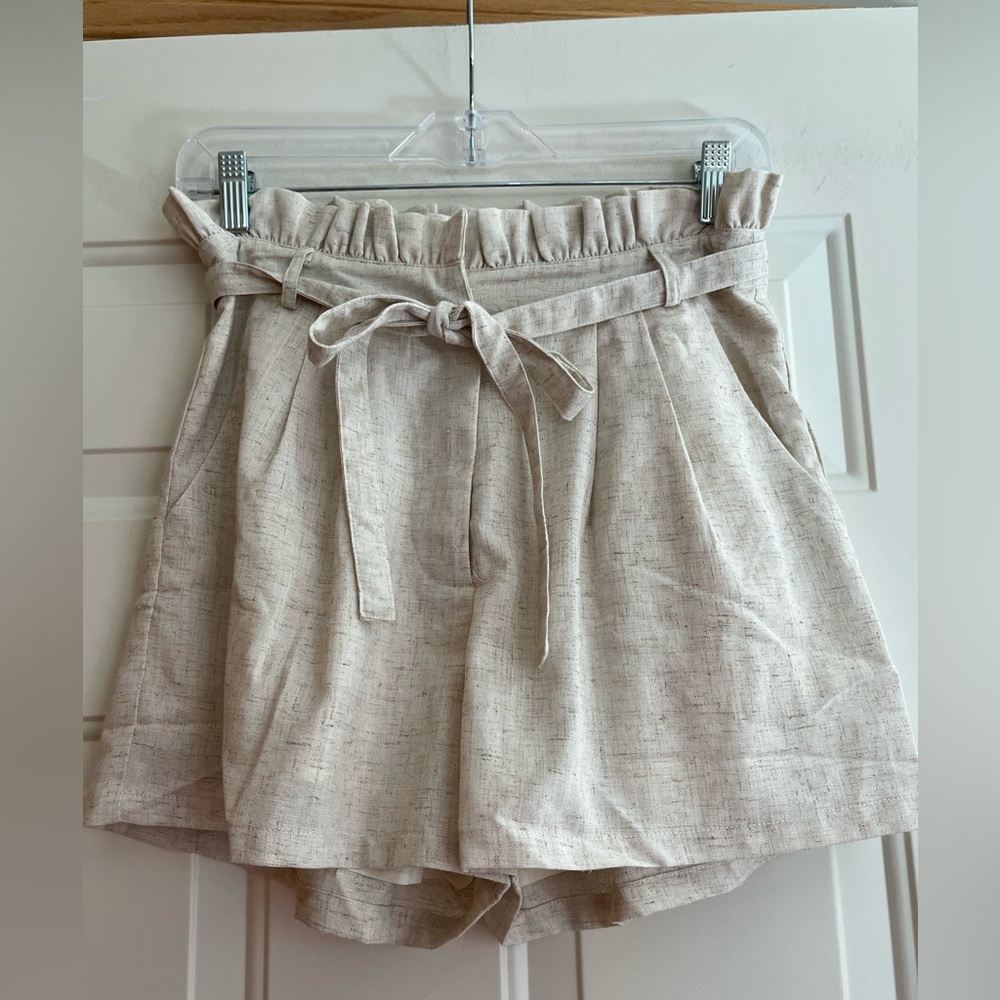 Women’s beige linen cotton blend paper bag high rise pleated shorts. Size small